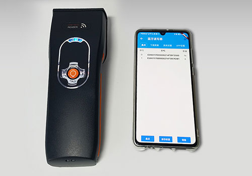 Przenośny czytnik ręczny UHF RFID o zasięgu 4 metrów, regulowany 860-960 mhz 30 dBm do inwentaryzacji 6