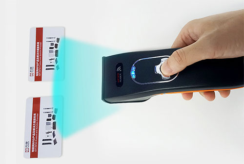 Przenośny czytnik ręczny UHF RFID o zasięgu 4 metrów, regulowany 860-960 mhz 30 dBm do inwentaryzacji 7